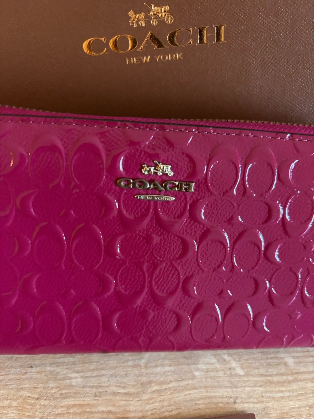 Authentic Coach patent leather zippy wallet - Picture 2 of 8